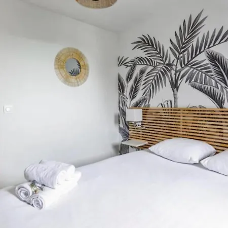 Апартаменты Comfortable With Sea View In